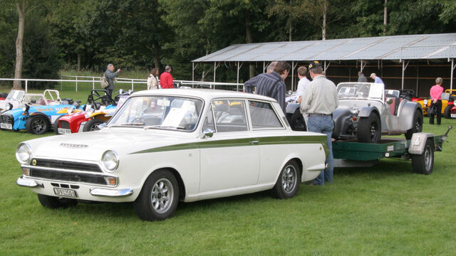 Plik:Lotus Cortina and a 7.jpg