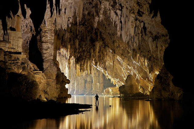 File:Cave-lake 2315904k.jpg