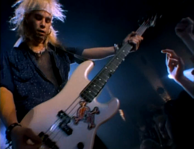 Archivo:Duff en el video de WTTJ.png