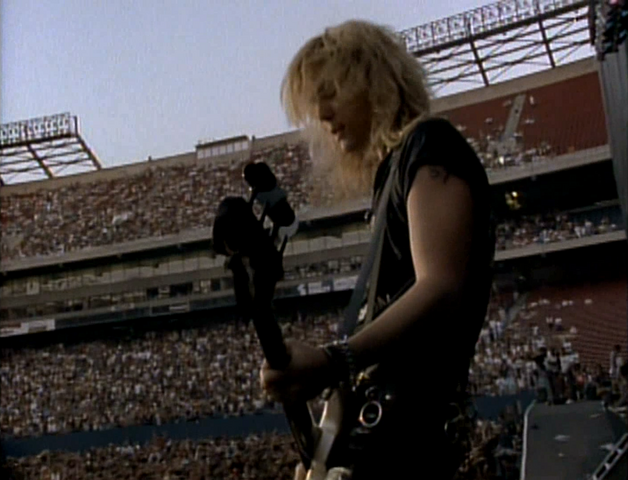 Archivo:Duff McKagan en el Giants Stadium en 1988.png