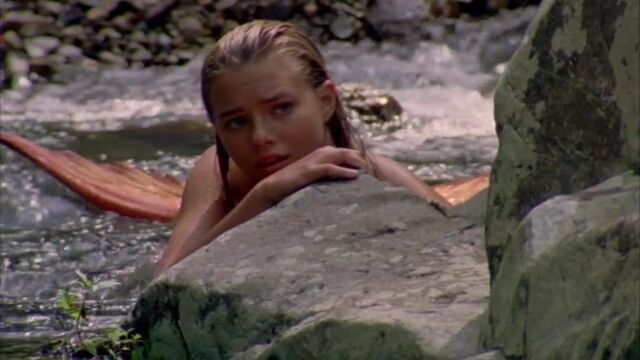File:Bella Hiding.jpg