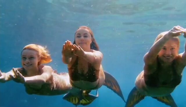 File:Mako Mermaids Under Water.jpg