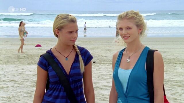 File:Bella And Rikki.jpg