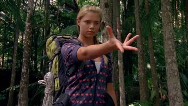 File:Bella Power's Hand Gesture.jpg