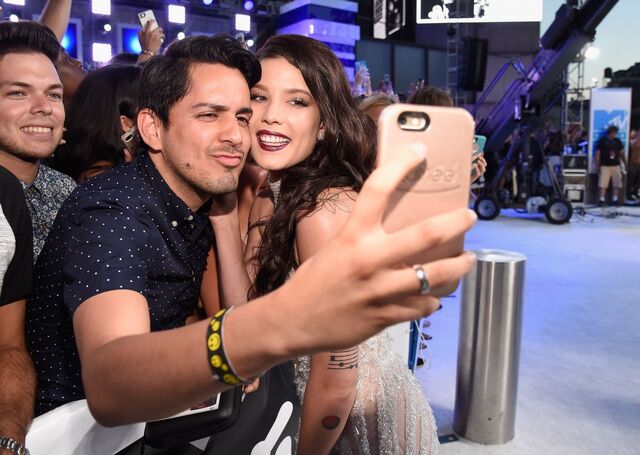 File:Halsey-mtv-video-music-awards-2016-in-new-york-city-8-28-2016-5.jpg