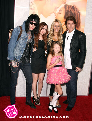 File:Cyrus-Family-The-Last-Song.jpg