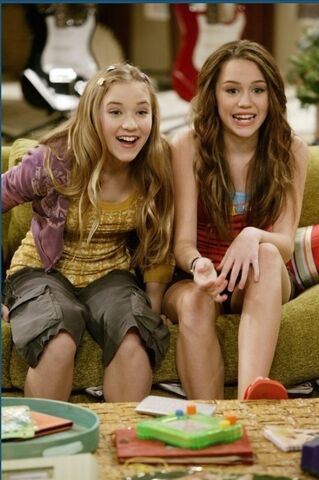 File:Hm-miley-and-lily-9291597-486-731.jpg