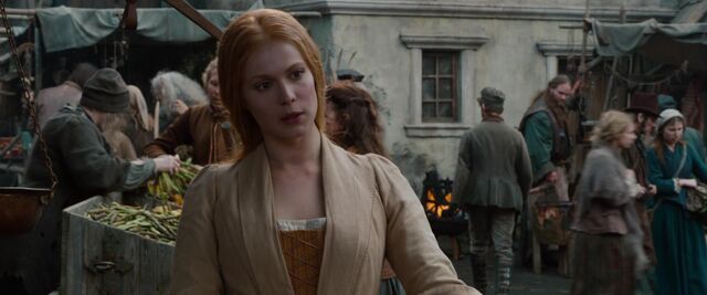 File:Mina speaks to Hansel..jpg