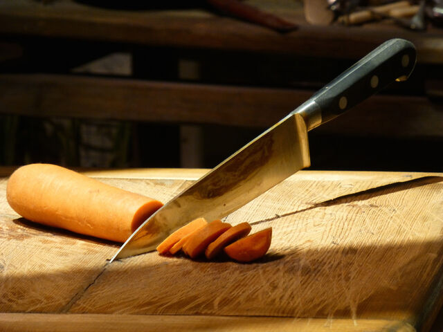 File:KnifeCuttingCarrot.jpg