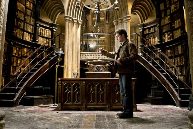File:HarryPotter WB F8 HarryPotterLookingIntoThePensieve Still 100615 Land.jpg