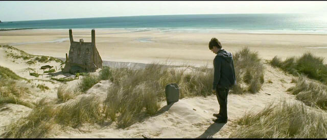 File:DH2 Harry Potter standing beside Dobby's grave near the Shell Cottage.jpg