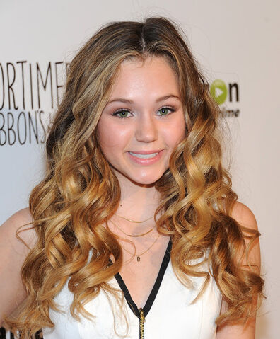 File:Red+Carpet+Premiere+Screening+Amazon+Gortimer+17rPCGKwilQl.jpg