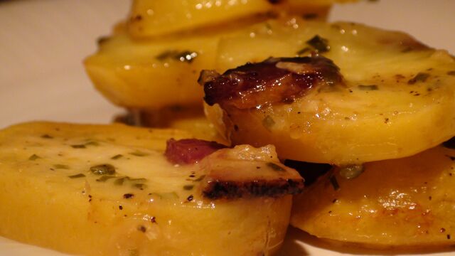 File:Cheesy garlic potatoes.jpg