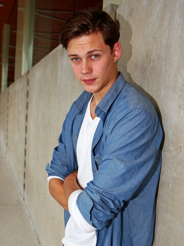 File:Bill skarsgard (1).jpg