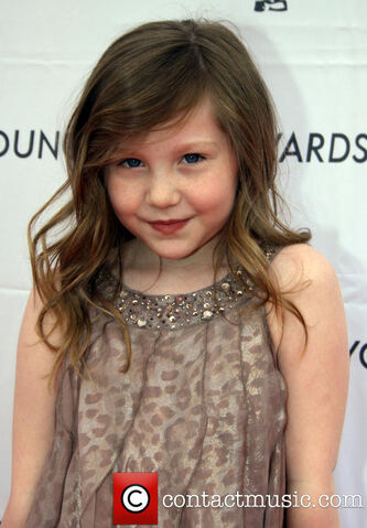 File:Ellaatpremiere.jpg