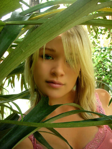 File:Blonde Jungle by birds and boats.jpg