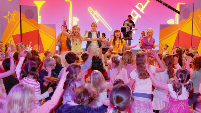 Arquivo:Hi5-s10-JumpAndShout5.png