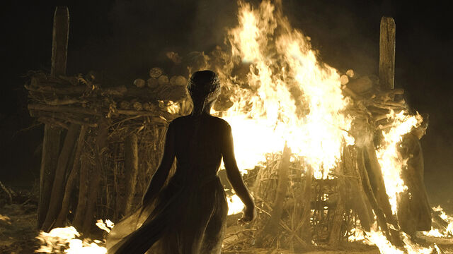 Archivo:Daenerys entra a la pira funeraria HBO.jpg