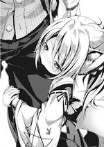 Kunou biting Issei's leg
