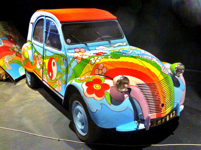 File:VW Museo dell áutomobile con mamma e papà.jpg