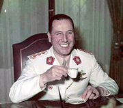 220px-Peron tomando un café