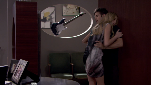 File:Chloeforcingahugoneddie.png