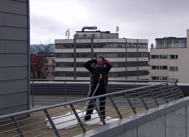 Fil:Gabriel Munthe på hotelltaket.png