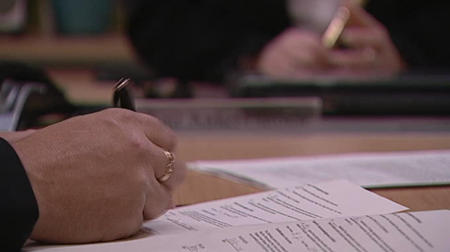 Fil:Horst Jenka signerer.png