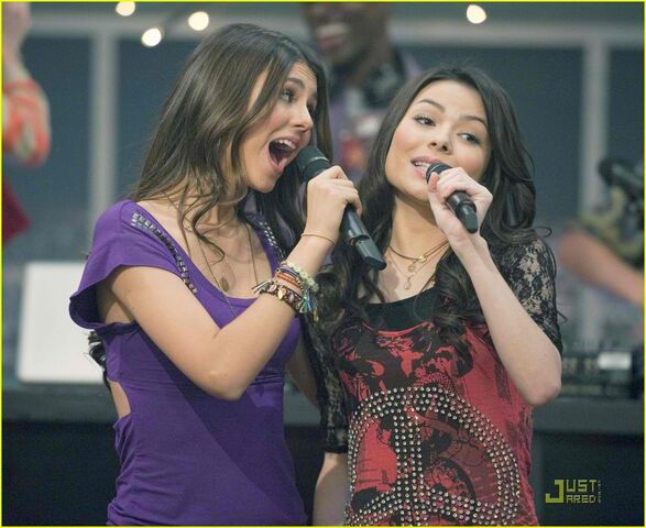 File:Carly and tori.jpg