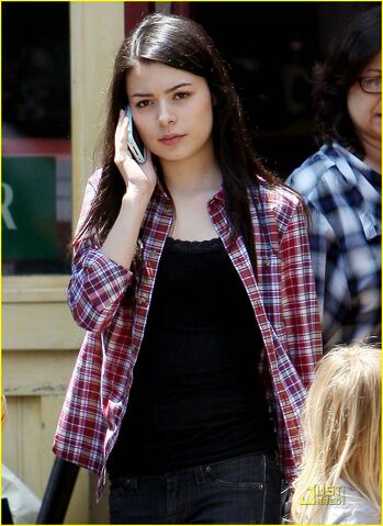 File:Miranda-cosgrove-wrong-side-driving-02.jpg