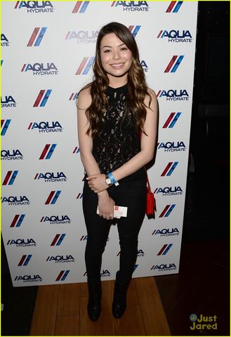 File:Miranda-cosgrove-jennette-mccurdy-bruno-mars-08.jpg