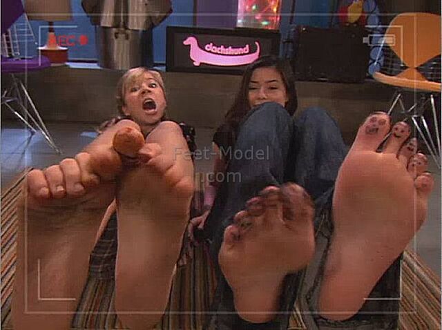 File:Miranda-Cosgrove-Feet-b-4.jpg