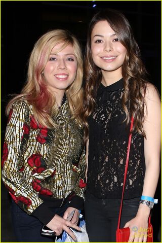 File:Miranda-cosgrove-jennette-mccurdy-bruno-mars-25.jpg