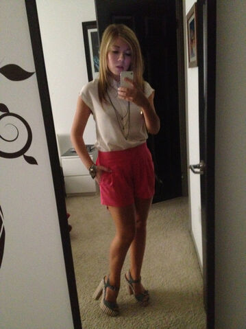 File:JennetteMirror.jpg