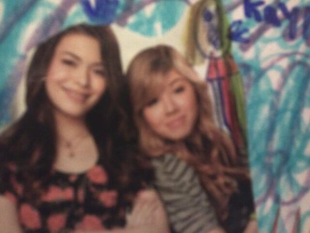 File:3 iCarly girls.jpg