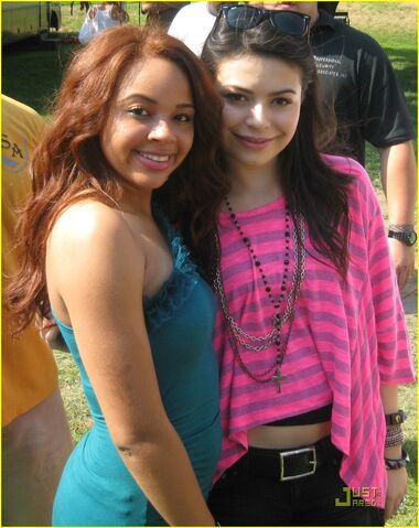 File:Miranda-cosgrove-alexis-jordan-01.jpg