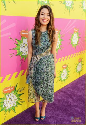File:Miranda-cosgrove-kids-choice-awards-2013-red-carpet-03.jpg