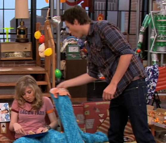 File:Spam Spencer picks up underpants iSM.png