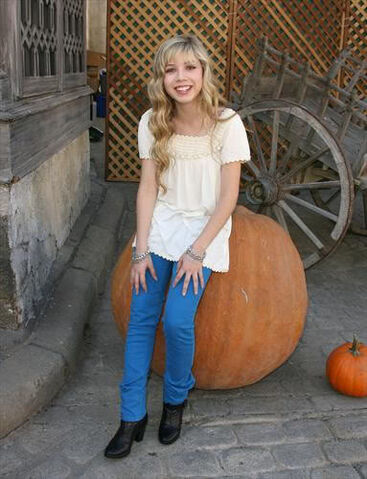 File:Jennette in fall.jpg