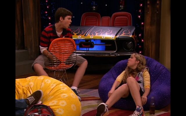 File:IGive-Away-A-Car-icarly-6592142-1440-900.jpg