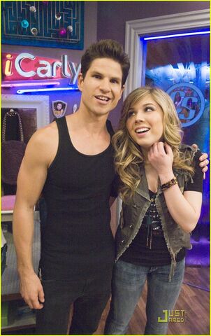 File:Miranda-jennette-icarly-idiot-05.jpg