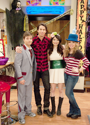File:Tumblr m33j6hmgAX1qgrg2oo1 500.png