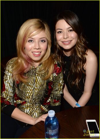 File:Miranda-cosgrove-jennette-mccurdy-bruno-mars-11.jpg