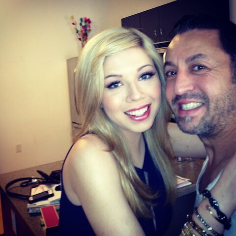 File:Jennette getting ready for the KCAs with Robert Ramos.jpg