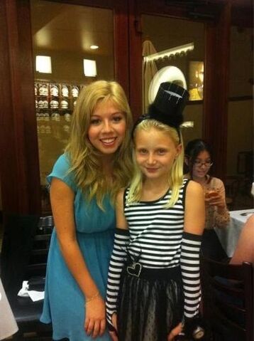 File:Jennettemccurdymeetandgreet3.jpg