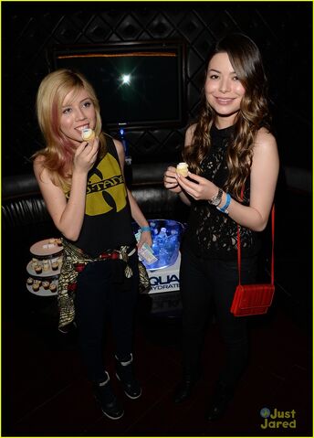 File:Miranda-cosgrove-jennette-mccurdy-bruno-mars-19.jpg