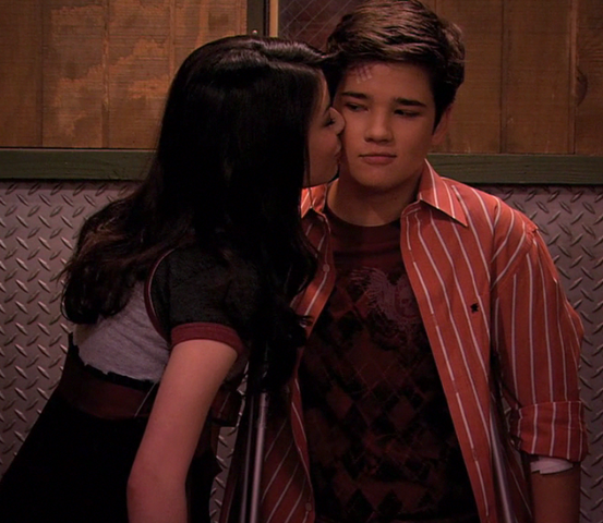 File:Kiss on cheek.png