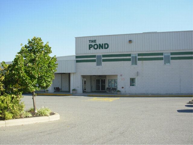 File:Pond Ice Arena.jpg