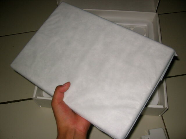 Berkas:Macbook unpacking3.jpg