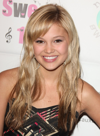 File:Olivia Hoop Earrings.png